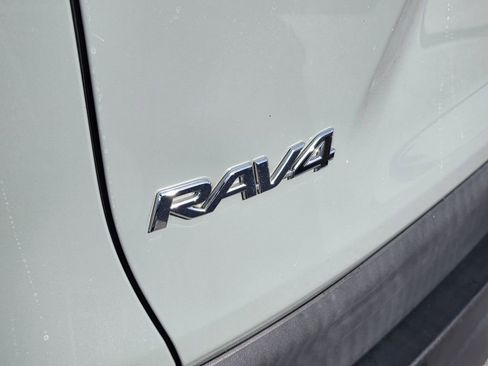Used 2021 Toyota RAV4 XLE w/ Convenience Package FWD image 8