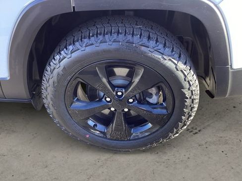 Used 2018 Jeep Cherokee Limited w/ High Altitude Package image 14