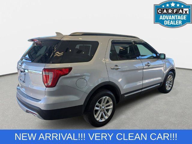 Used 2017 Ford Explorer XLT w/ Equipment Group 202A FWD image 5