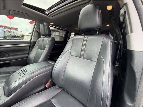Used 2017 Toyota Highlander SE FWD image 19