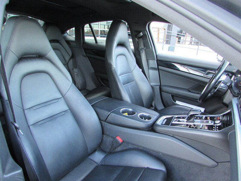 Used 2018 Porsche Panamera image 31