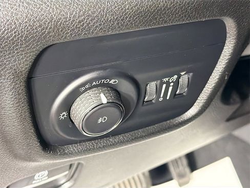 Used 2023 Jeep Grand Cherokee Limited image 10