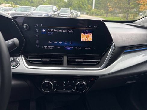 Used 2025 Chevrolet Trax LT w/ LT Convenience Package FWD image 21