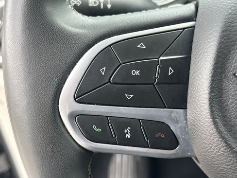 Used 2023 Chrysler Pacifica Touring-L FWD image 22