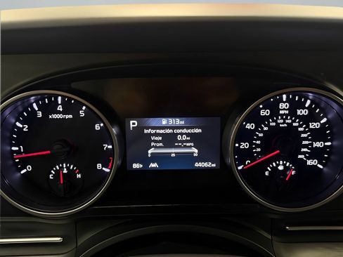 Used 2024 Kia Carnival LX FWD image 23
