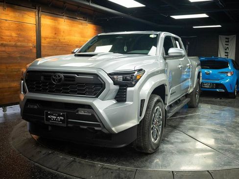 Used 2025 Toyota Tacoma TRD Sport image 2