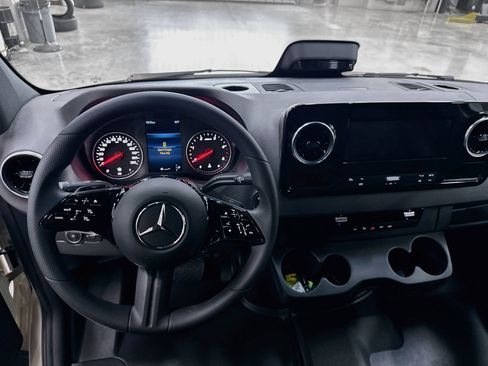 Used 2025 Mercedes-Benz Sprinter 2500 image 22