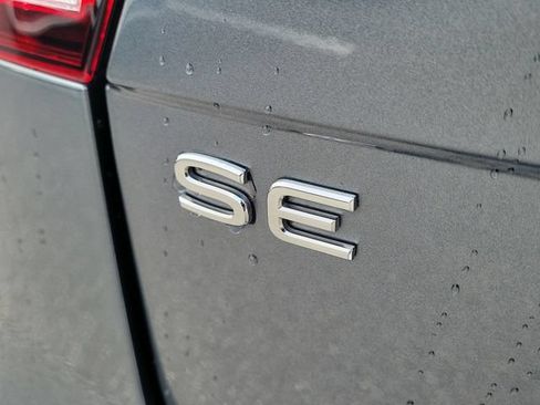 Certified 2022 Volkswagen Tiguan SE FWD image 6