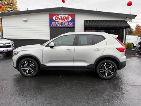 Used 2023 Volvo XC40 B5 Core AWD/4WD image 4