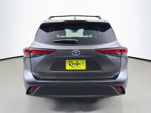 Used 2020 Toyota Highlander XLE AWD/4WD image 7
