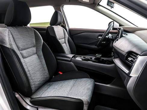 Used 2023 Nissan Rogue SV image 7