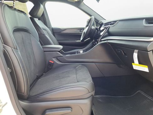 New 2025 Jeep Grand Cherokee L Altitude image 24