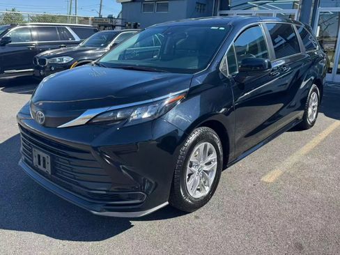 Used 2024 Toyota Sienna LE FWD image 3