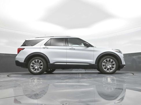 Used 2025 Ford Explorer Platinum RWD image 29