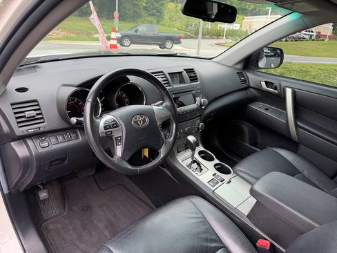 Used 2012 Toyota Highlander SE w/ Tow Pkg AWD/4WD image 12