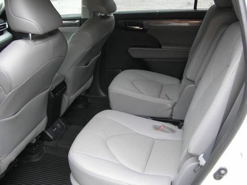 Used 2021 Toyota Highlander Limited AWD/4WD image 4
