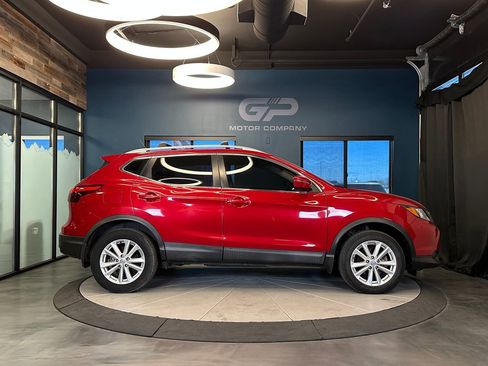 Used 2018 Nissan Rogue Sport SV image 2