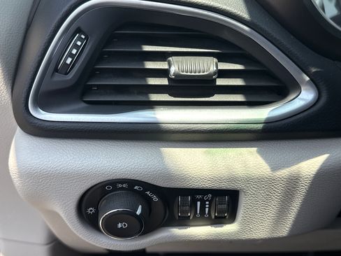 Used 2017 Chrysler Pacifica Touring-L Plus w/ Tire & Wheel Group FWD image 23