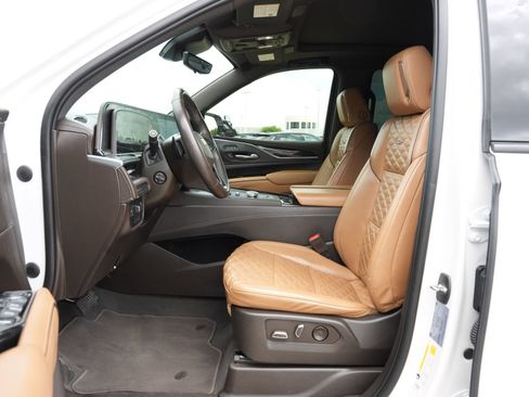 Certified 2022 Cadillac Escalade ESV Sport w/ Touring Package image 18