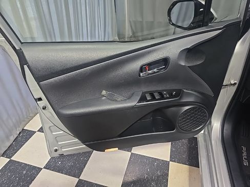 Used 2020 Toyota Prius LE AWD/4WD image 18