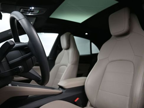 Certified 2025 Porsche Macan Electric image 5