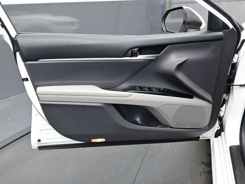Used 2019 Toyota Camry LE image 9