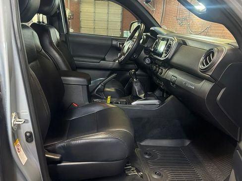Used 2019 Toyota Tacoma TRD Off-Road w/ TRD Premium Off Road Package AWD/4WD image 24