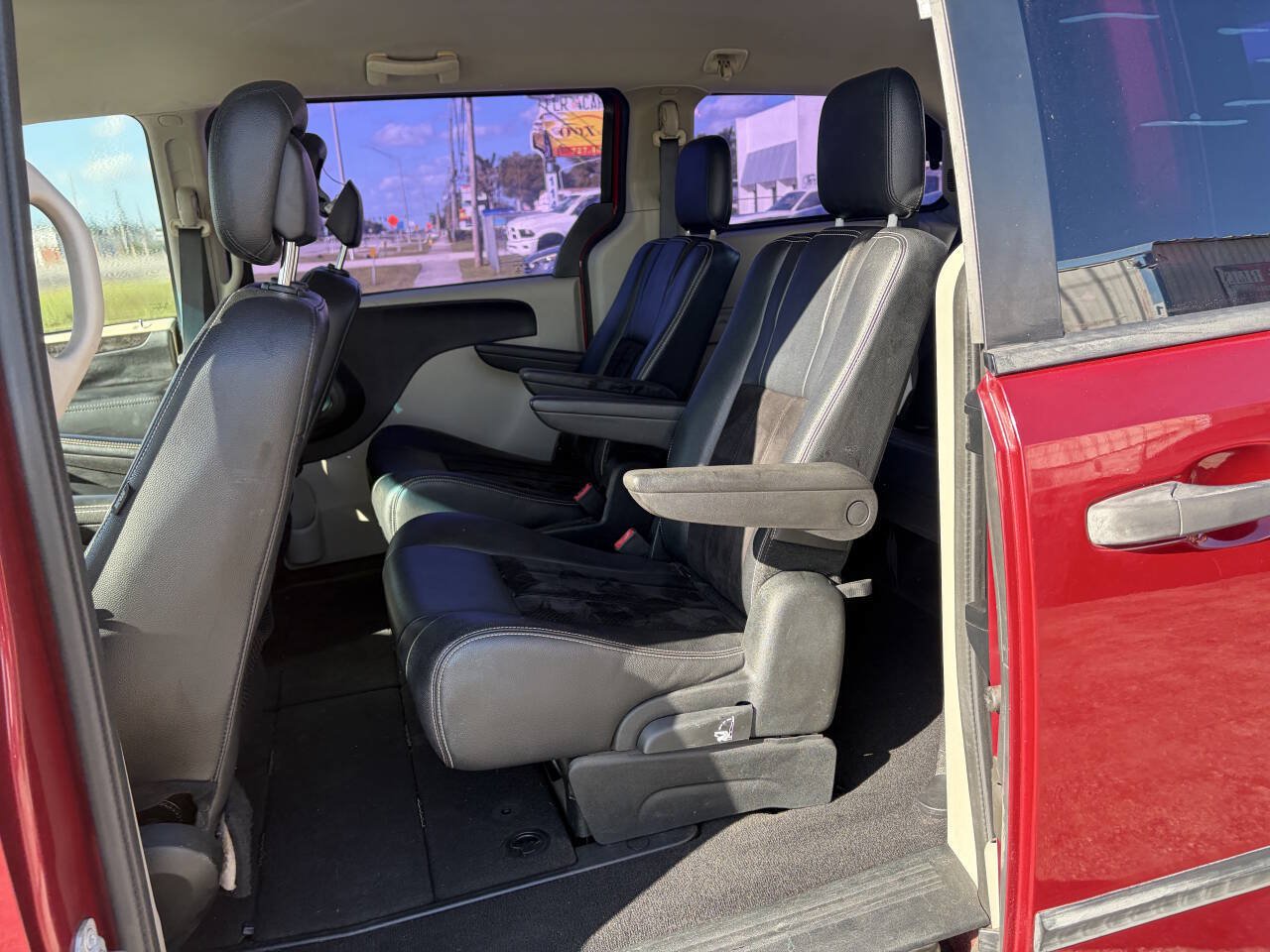 Used 2016 Dodge Grand Caravan American Value Package w/ UConnect Hands-Free Group FWD image 9