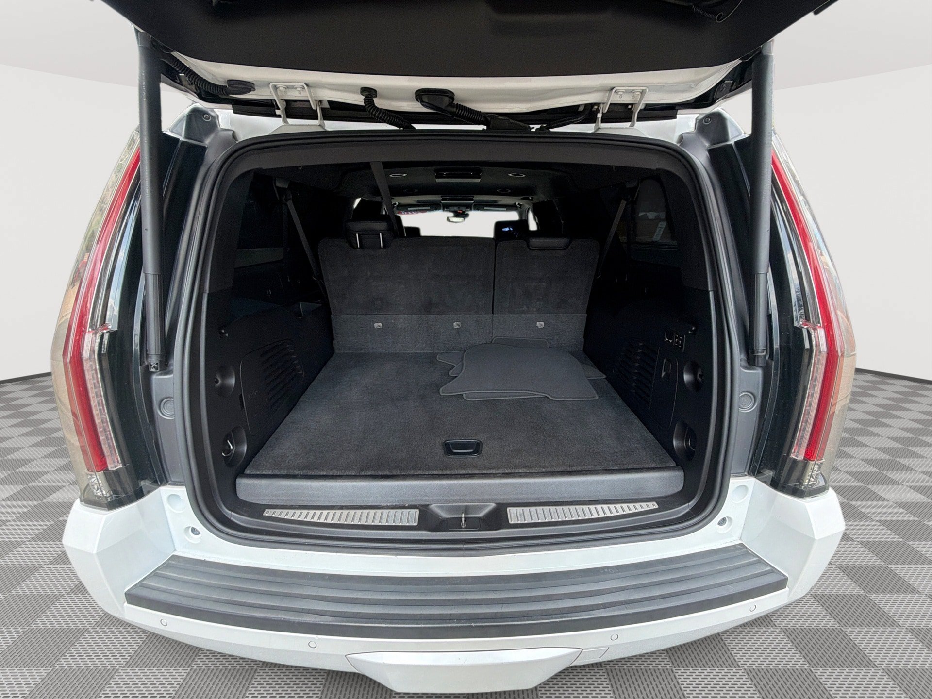 Used 2018 Cadillac Escalade ESV Platinum RWD image 22