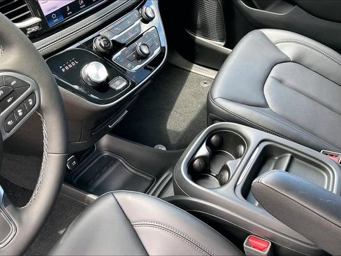 New 2027 Chrysler Pacifica Select FWD image 7