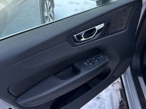 Used 2023 Volvo XC60 B5 Plus image 11