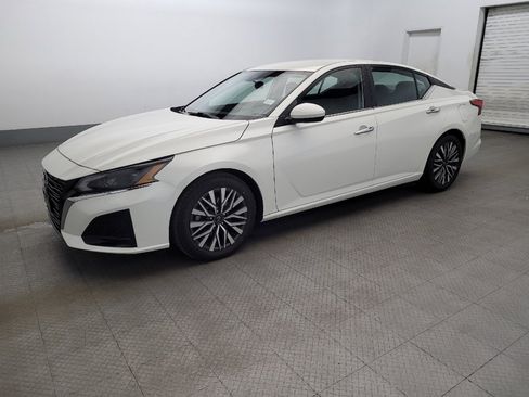 Used 2023 Nissan Altima 2.5 SV image 2