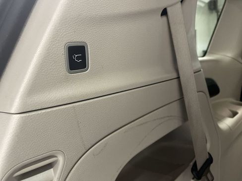 Used 2024 Chrysler Pacifica Touring-L image 16