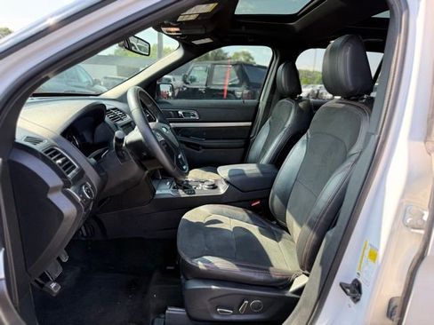 Used 2018 Ford Explorer XLT w/ XLT Appearance Package AWD/4WD image 13