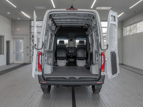 Used 2025 Mercedes-Benz Sprinter 2500 image 15