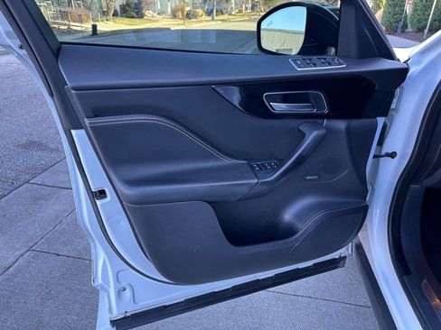 Used 2017 Jaguar F-PACE R-Sport image 8