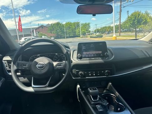 Used 2024 Nissan Rogue S FWD image 15