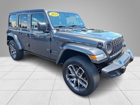Used 2024 Jeep Wrangler Unlimited w/ Convenience Group AWD/4WD image 4