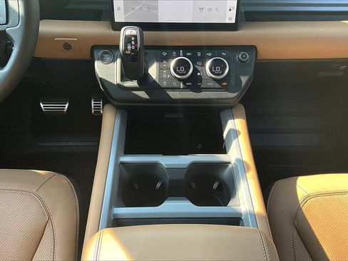 Used 2025 Land Rover Defender 110 V8 image 16