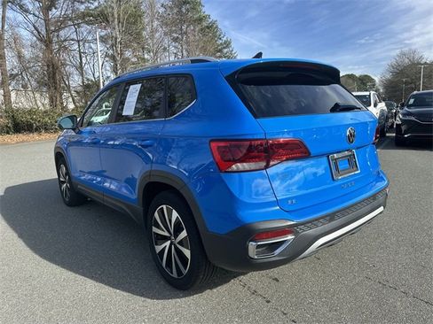 Used 2022 Volkswagen Taos SE w/ Panoramic Sunroof Package image 3