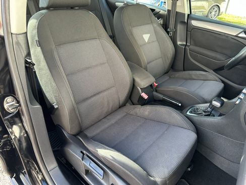 Used 2011 Volkswagen Golf TDI image 38