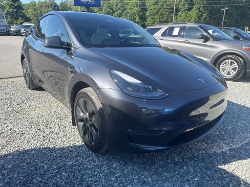 Used 2024 Tesla Model Y Long Range AWD/4WD image 2