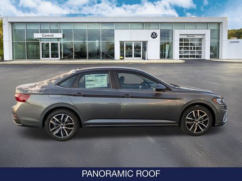 New 2026 Volkswagen Jetta SE image 9