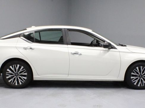 Certified 2024 Nissan Altima 2.5 SV FWD image 5