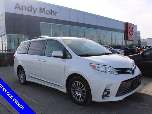 Used 2020 Toyota Sienna XLE w/ XLE Navigation Package image 1