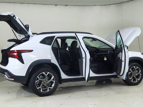 New 2026 Chevrolet Trax LT image 12