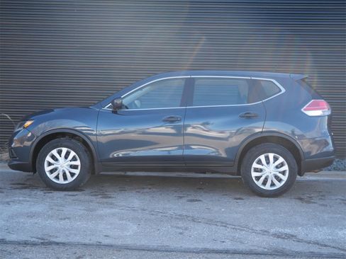 Used 2016 Nissan Rogue S image 2