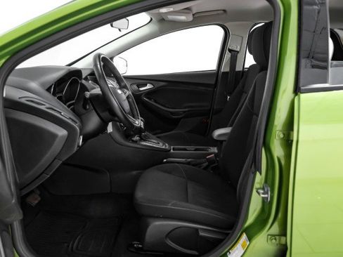 Used 2018 Ford Focus SE w/ SE Appearance Package image 28