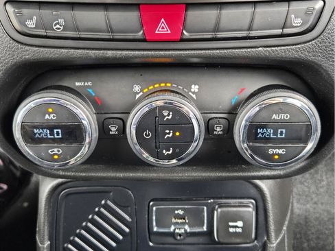 Used 2016 Jeep Renegade Limited FWD image 14