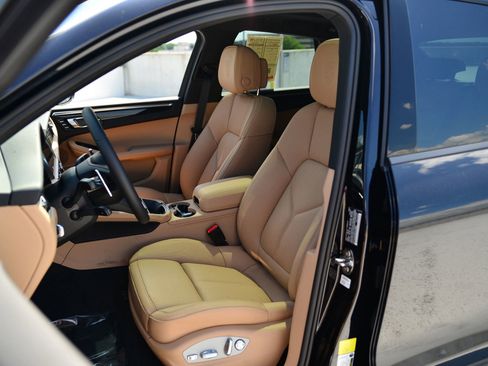 Certified 2025 Porsche Macan image 30